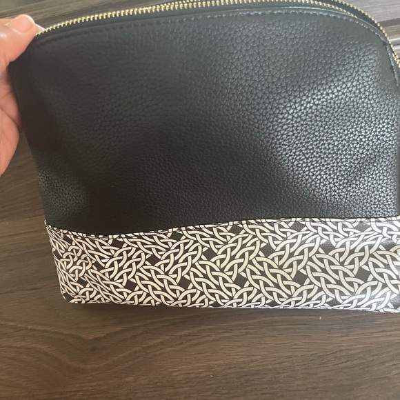 BRAND NEW- never used! LOUVELLE CLUTCH - Picture 7 of 11